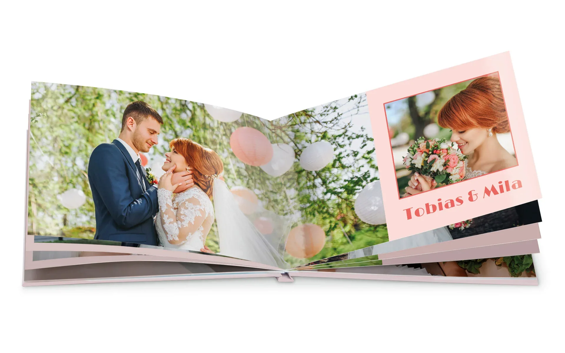 Ein aufgeschlagenes Happy Fotobuch im Format ca. A3 quer mit dem Text Tobias & Mila zeigt Fotos von einer Hochzeit.
