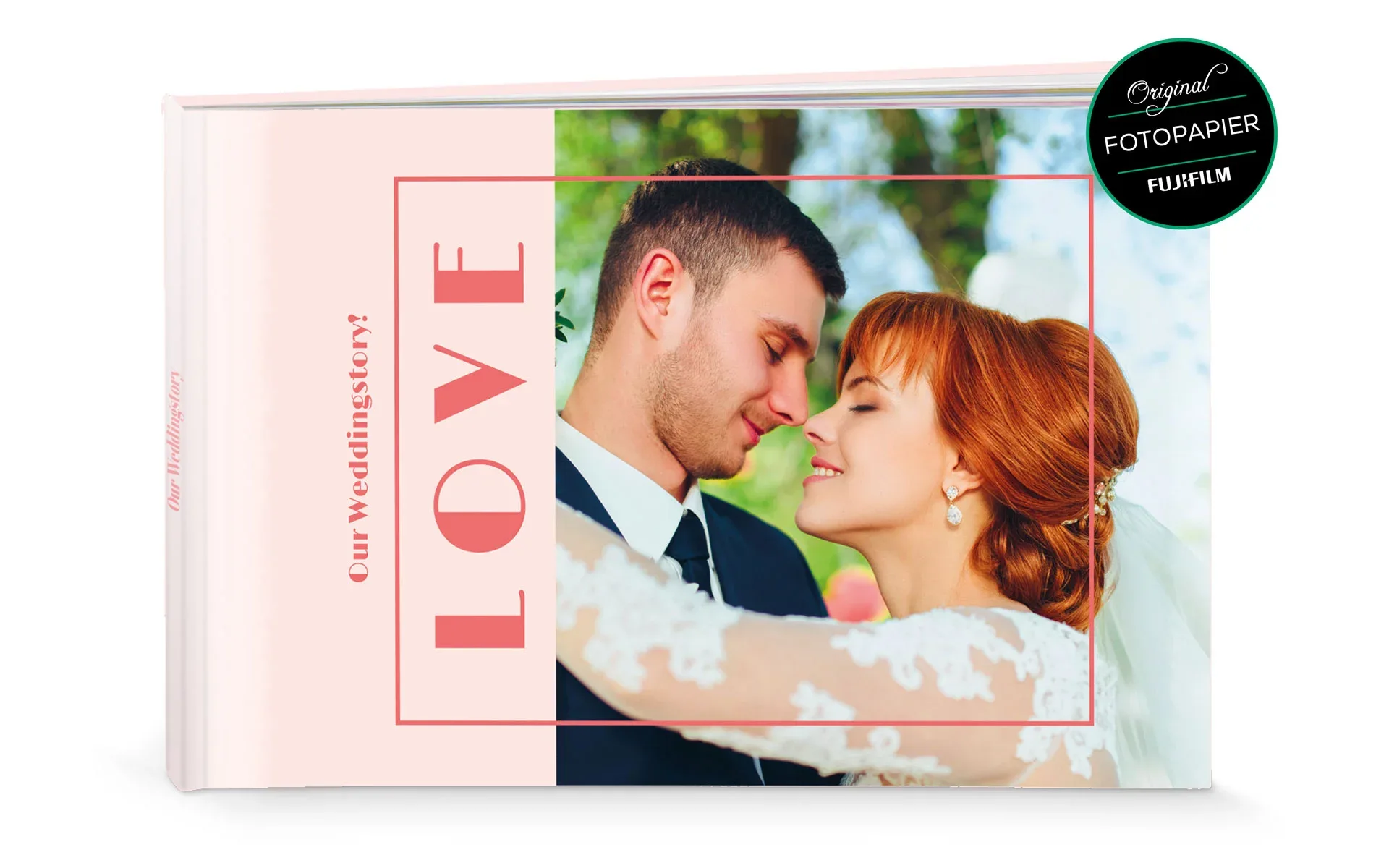 Ein aufgestelltes Happy Fotobuch ca. A3 quer mit dem Titel Love zeigt ein Foto von einer Hochzeit.
