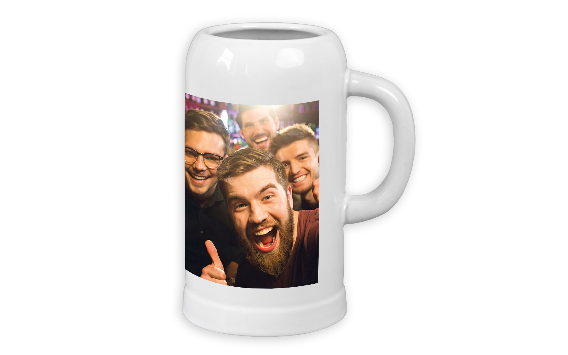 Eine Tasse mit einem Foto von vier lächelnden jungen Männern, die Spaß haben und in die Kamera schauen.