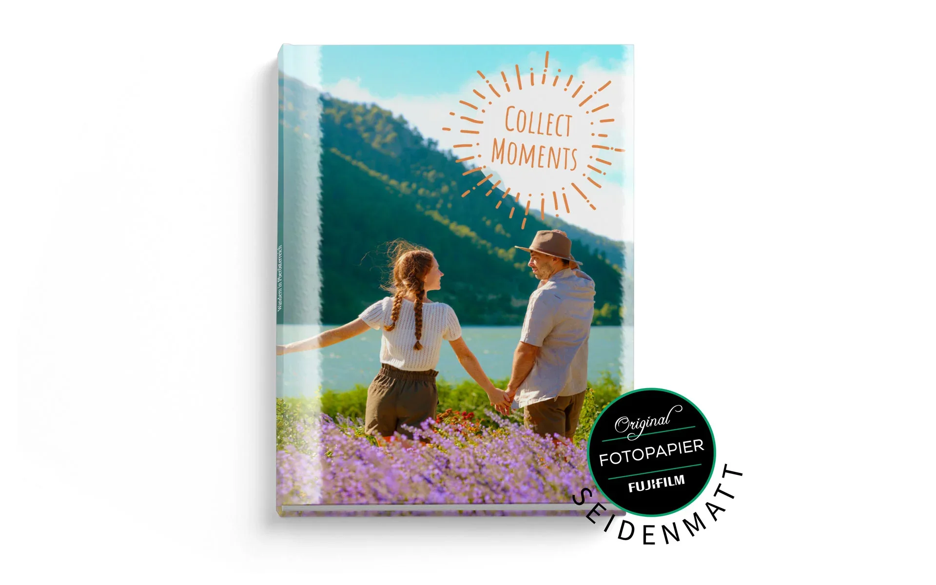 Ein aufgestelltes Happy Fotobuch ca. A4 hoch mit dem Titel Collect Moments zeigt ein Pärchen in der Natur.