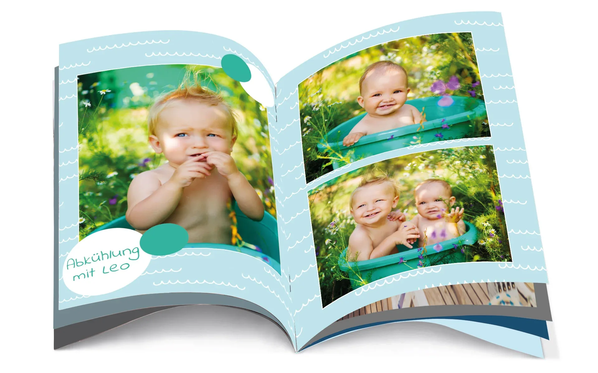Ein aufgeschlagenes Happy Fotobuch im Format ca. A4 hoch mit dem Text Abkühlung mit Leo zeigt ein Baby im Garten in einer Badewanne.