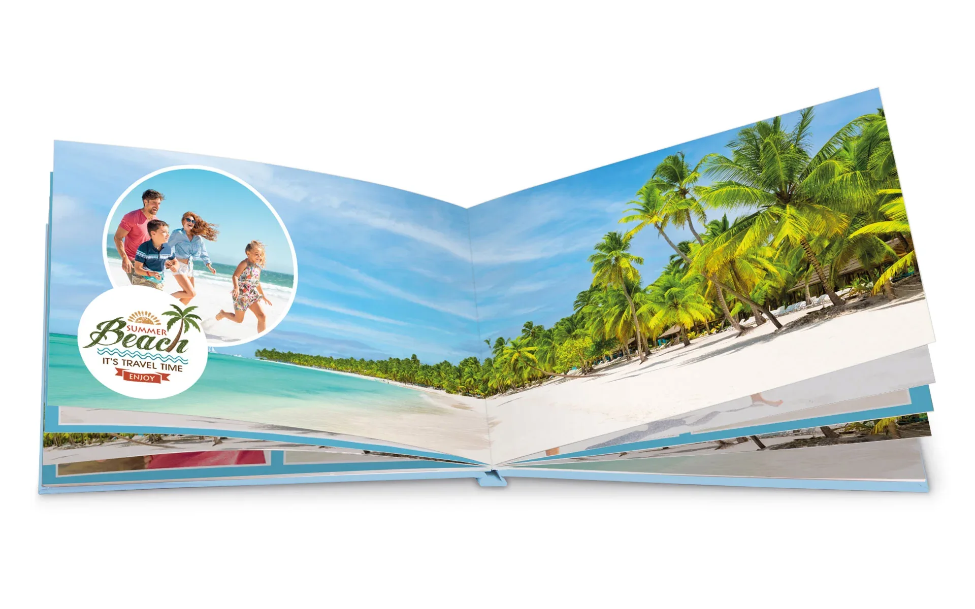 Ein aufgeschlagenes Happy Fotobuch im Format ca. A3 quer mit dem Text ein vollflächiges Strandfoto und ein kreisförmiges Familienfoto.