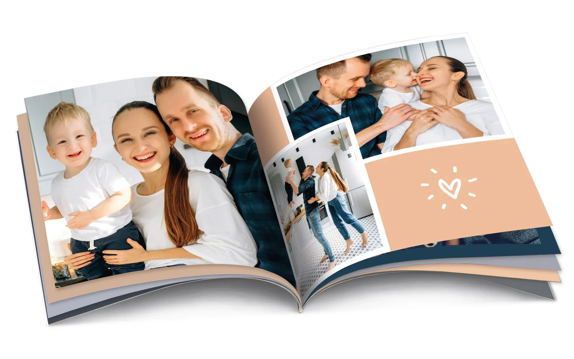 Happy Fotobuch ca. 20 x 20 cm Ein aufgeschlagenes Happy Fotobuch im Format ca. 20 x 20 cm zeigt eine Familie.