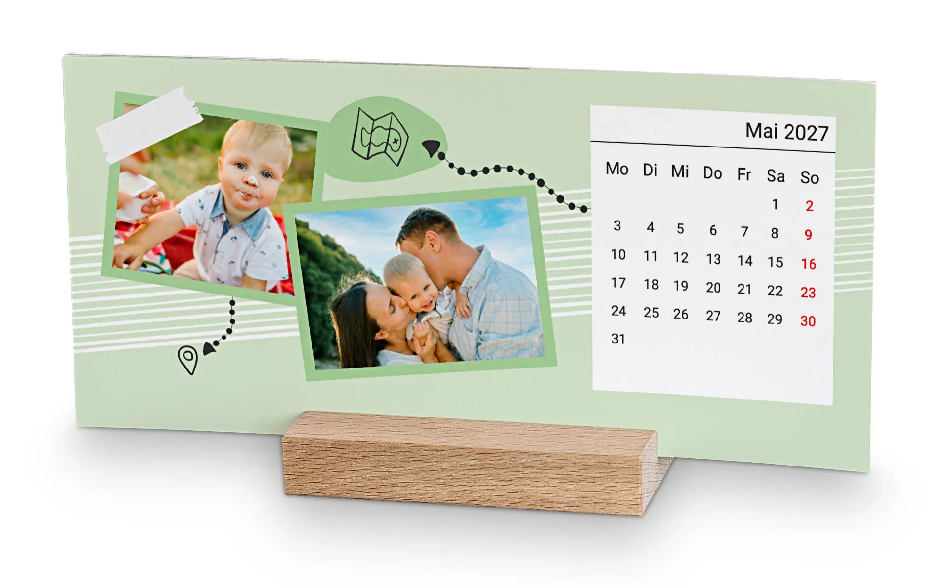 Holzblock-Kalender – quer Ein aufgestellter Holzblock-Kalender quer zeigt zwei Familienfotos vor hellgrünem Hintergrund und einem Landkarten Clipart mit Pfeil.