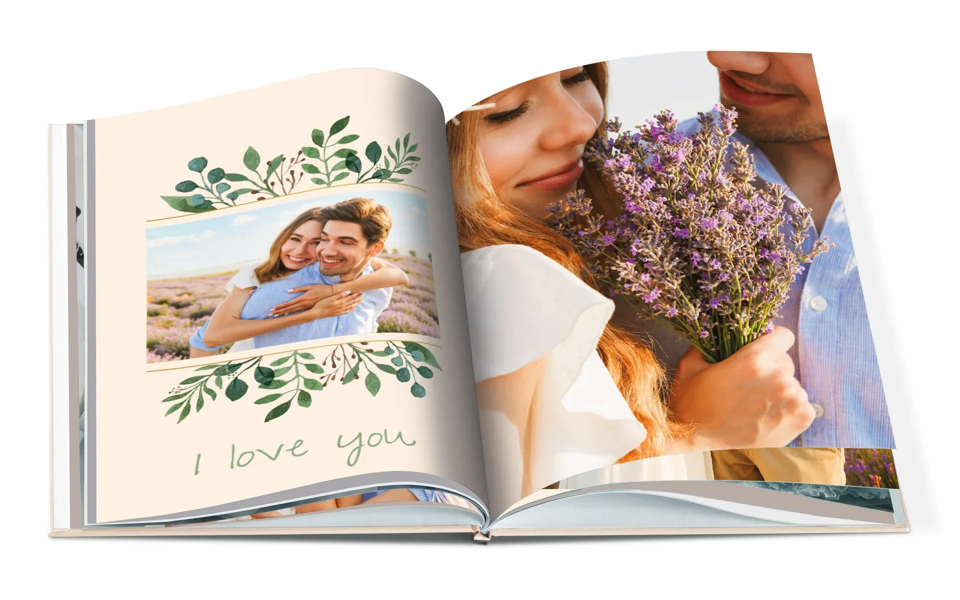 Ein aufgeschlagenes Happy Fotobuch im Format ca. A5 hoch mit dem Text I love you zeigt ein Pärchen in einem Lavendelfeld.