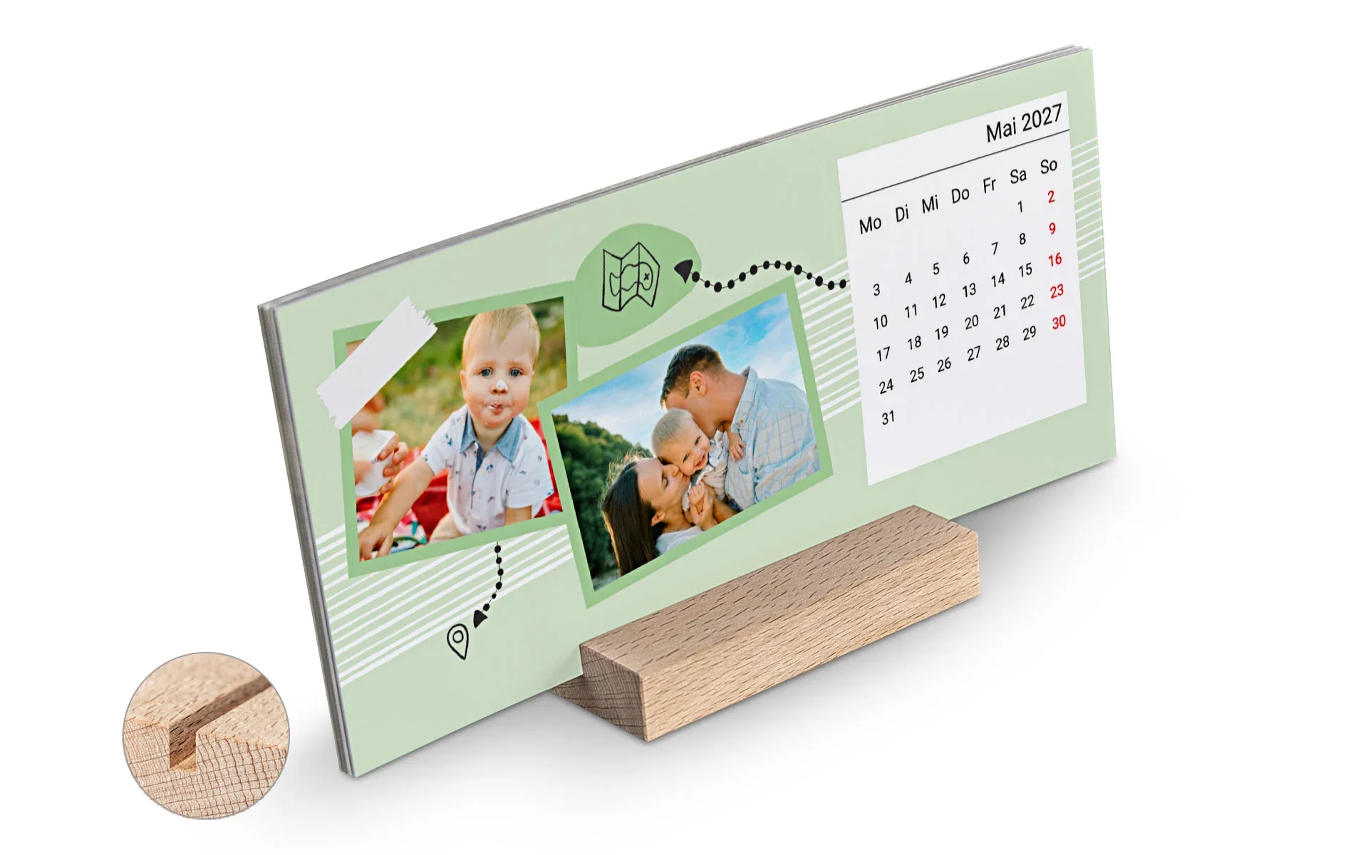 Holzblock-Kalender – quer – Holzblock Detail Ein Holzblock-Kalender quer mit einem Detailbild des Holzblocks zeigt zwei Familienfotos vor hellgrünem Hintergrund und einem Landkarten Clipart mit Pfeil.