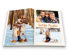 Ein offenes Fotobuch zeigt glückliche Familienmomente im Schnee mit dem Titel „Zeit für Familie!“.
