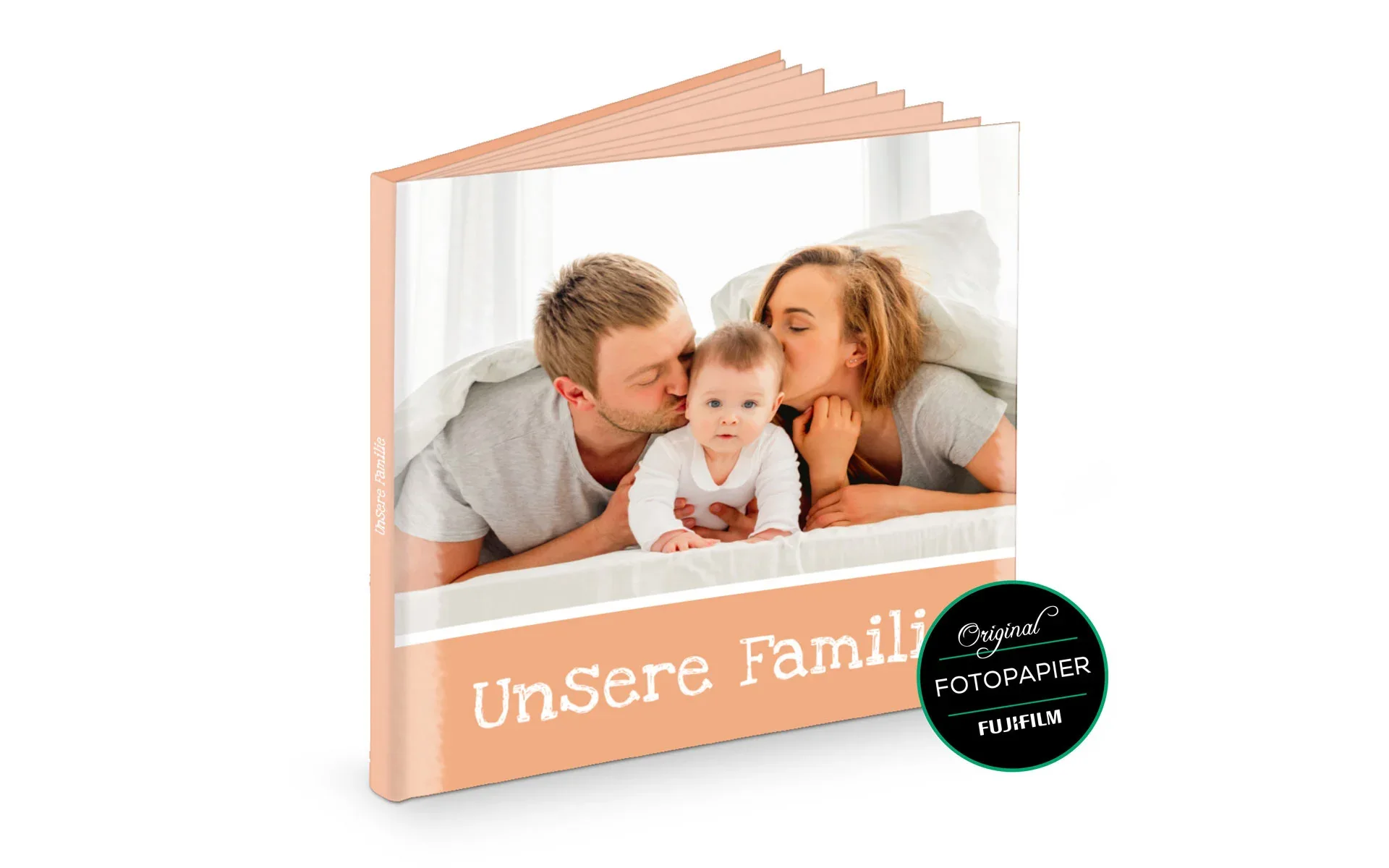 Happy Fotobuch ca. 20 x 20 cm Ein aufgestelltes Happy Fotobuch ca. 20 x 20 cm mit dem Titel Unsere Familie zeigt eine Familie.