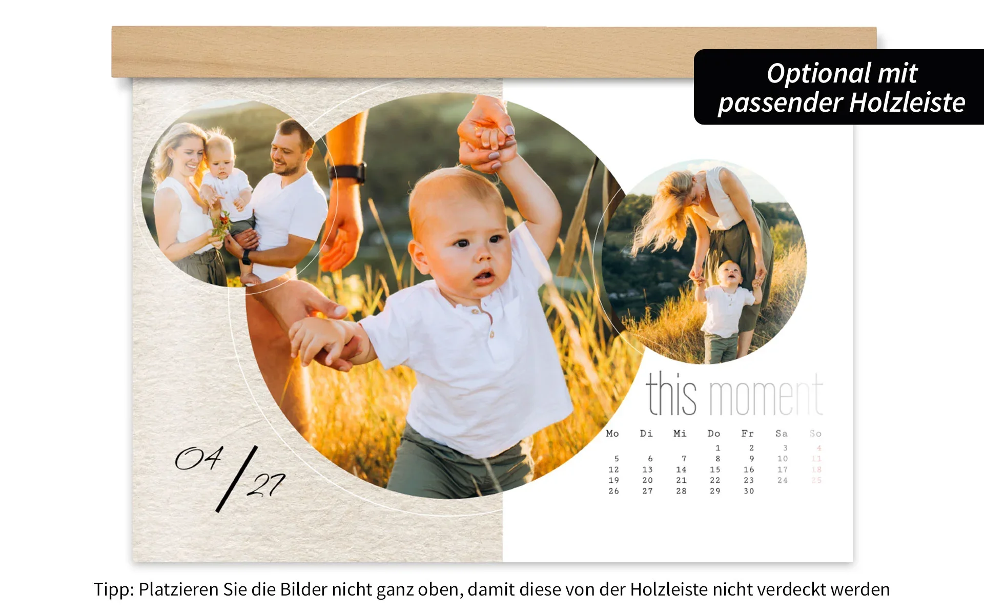 Ein HappyFotokalender ca. A4 quer mit Holzleiste mit dem Text This Moment zeigt 3 Fotos einer Familie in kreisförmigen Rahmen.