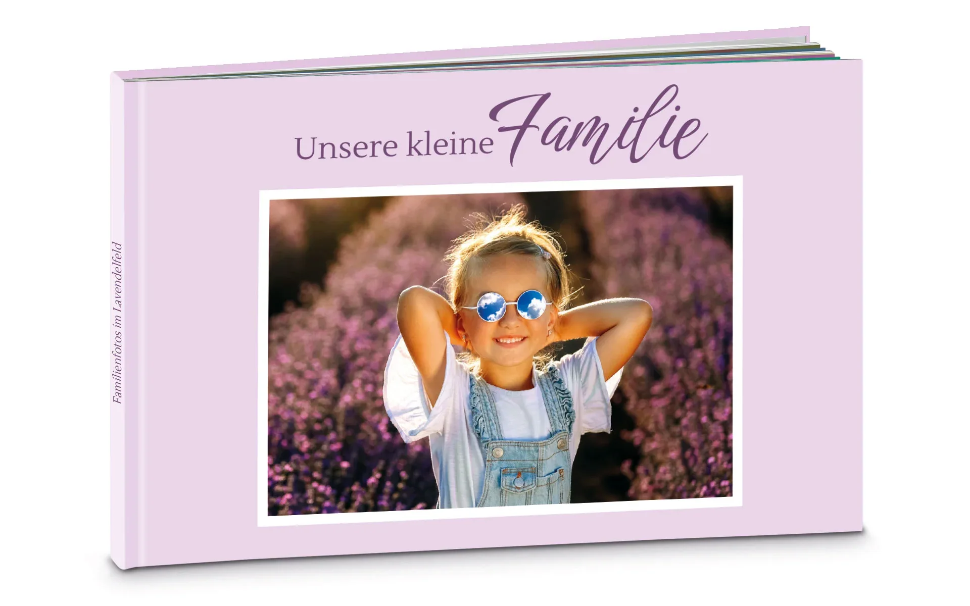 Happy Fotobuch ca. A4 quer Ein aufgestelltes Happy Fotobuch ca. A4 quer mit dem Titel Unsere kleine Familie zeigt ein Mädchen in einem Lavendelfeld.