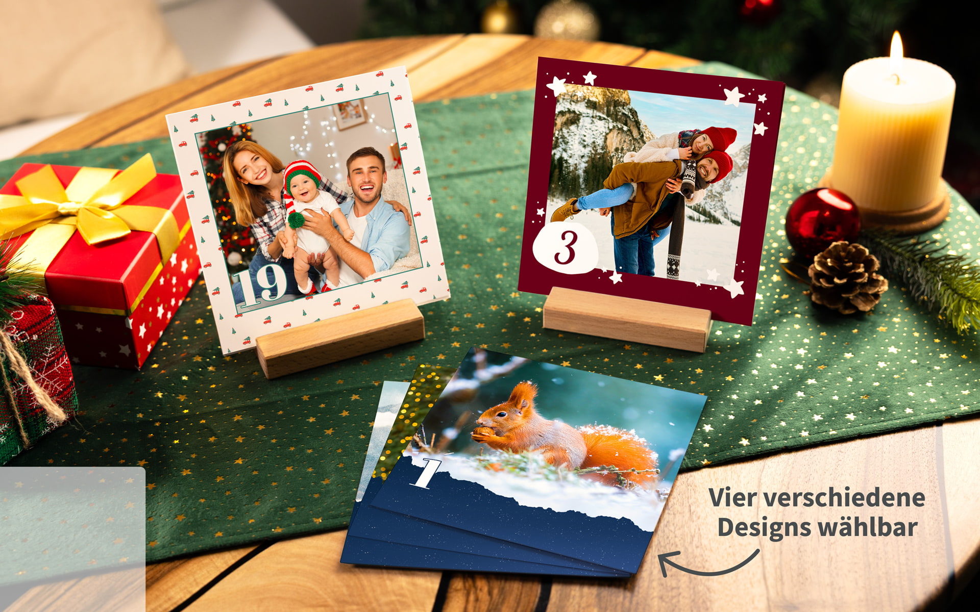 Unterschiedliche Motive des Holzblock-Adventskalenders auf einem Tisch