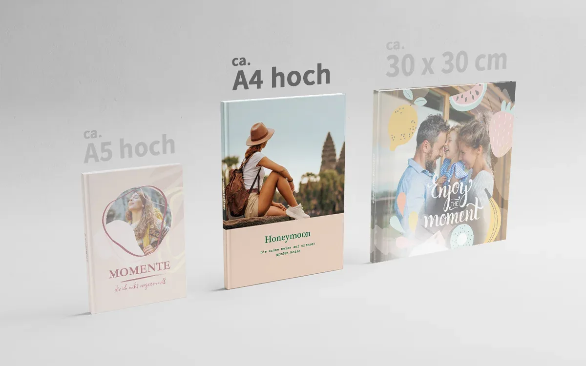 3 Happy Fotobücher in den Formaten ca. A5 hoch, ca. A4 hoch und ca. 30 x 30 cm nebeneinander. Das Format ca. A4 hoch ist hervorgehoben.