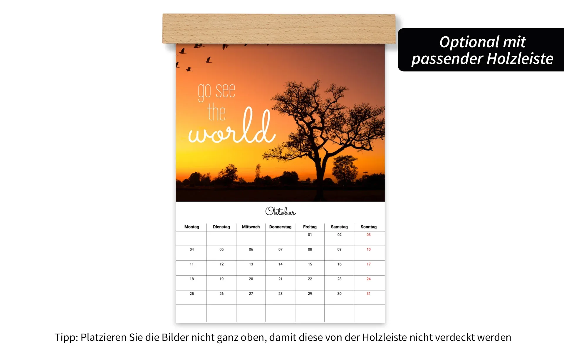 Ein HappyFotokalender ca. A4 hoch mit Holzleiste mit dem Text Go see the world zeigt 1 Foto von einem Sonnenuntergang.