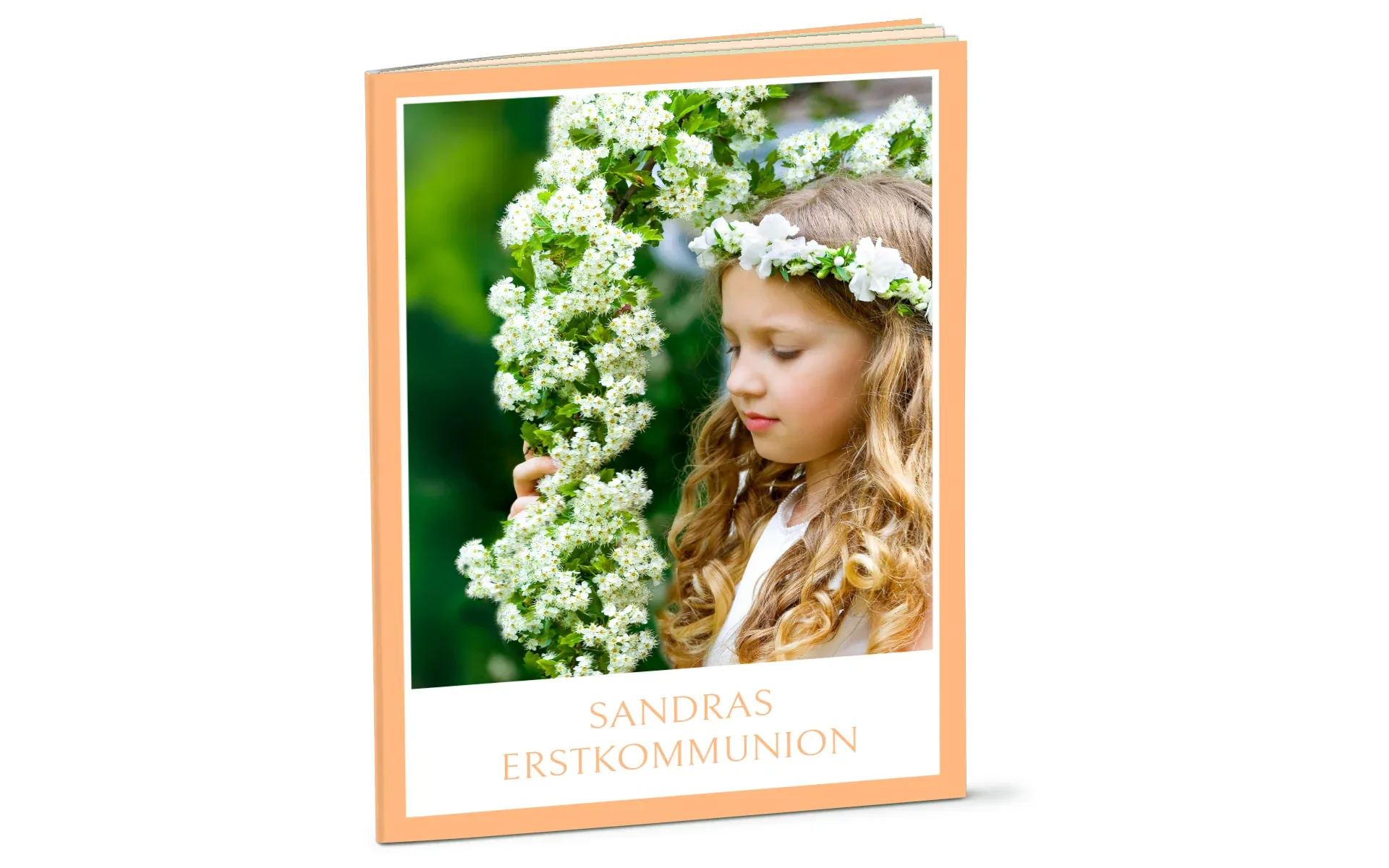 Happy Fotobuch ca. A4 hoch Ein aufgestelltes Happy Fotobuch ca. A4 hoch mit dem Titel Sandras Erstkommunion zeigt ein Mädchen mit einem Blumenkranz.