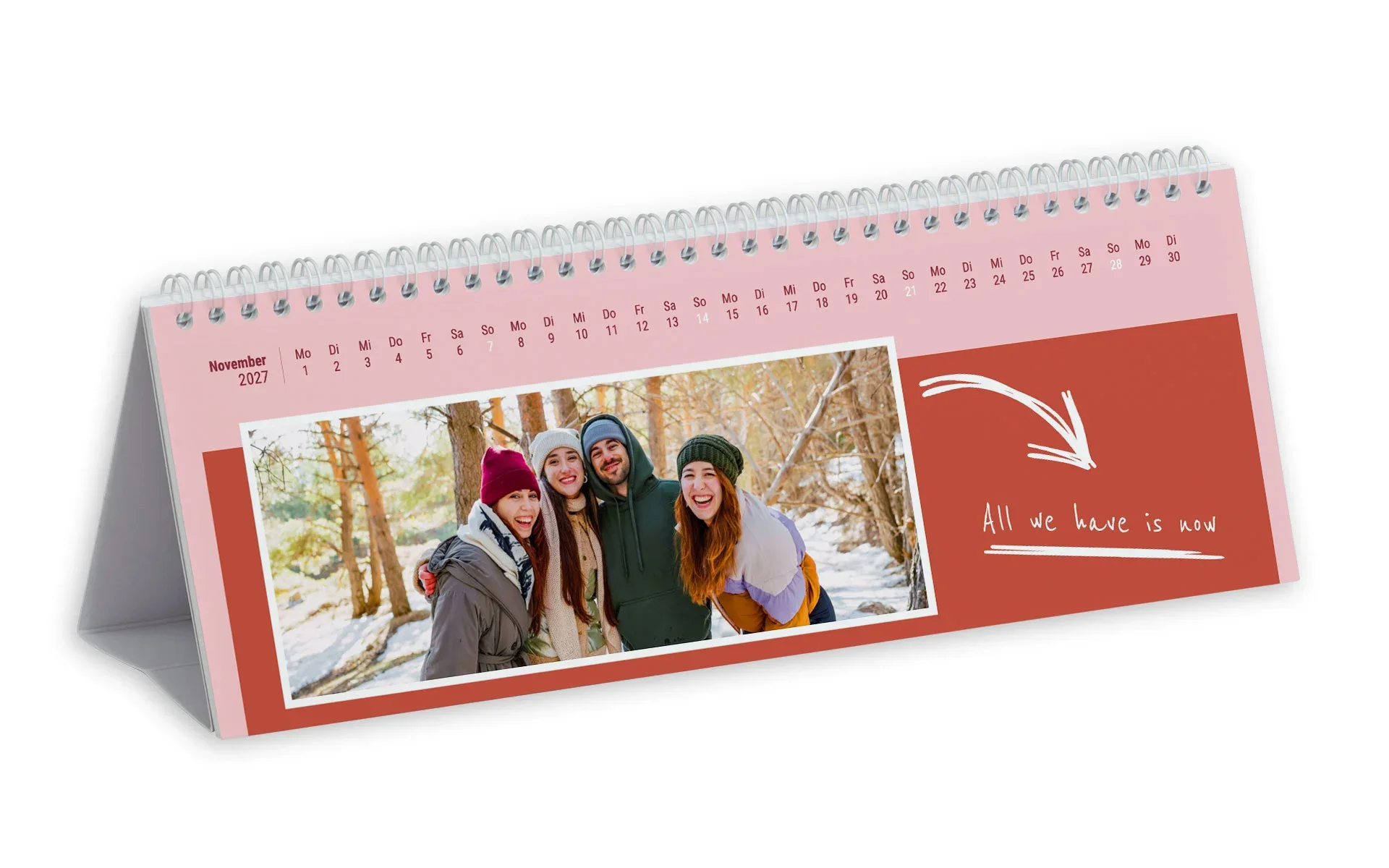 Ein Tischkalender mit dem Text All we have is now zeigt 4 Freunde im Wald vor einem rosa Hintergrund und einem roten rechteckigen Clipart.