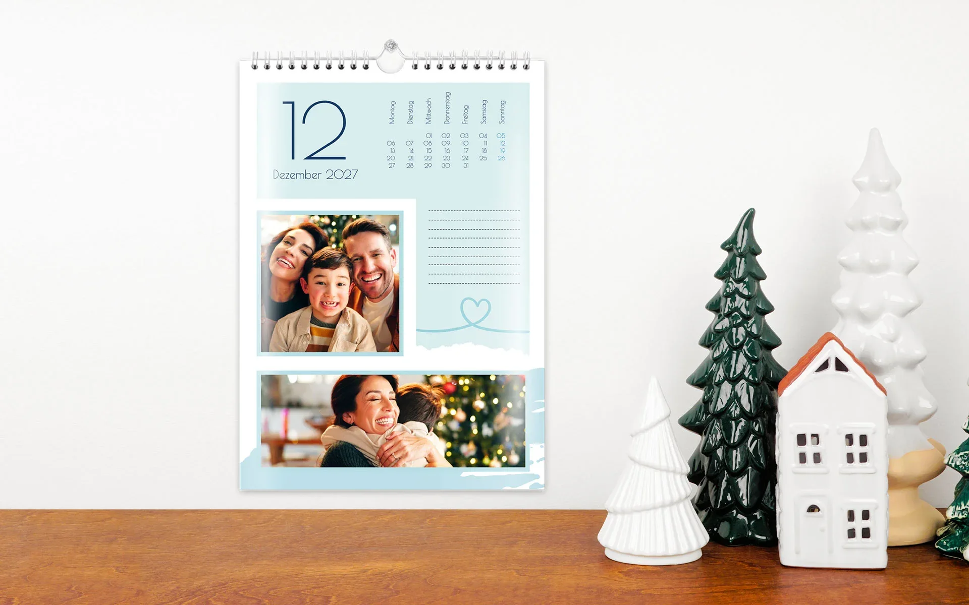 HappyFotokalender ca. A4 hoch – aufgehängt Ein aufgehängter HappyFotokalender ca. A4 hoch zeigt eine Familie an Weihnachten und ein Herz Clipart.