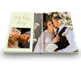 Hochzeitsalbum mit Bildern von einem Brautpaar und einem romantischen Moment im Freien.