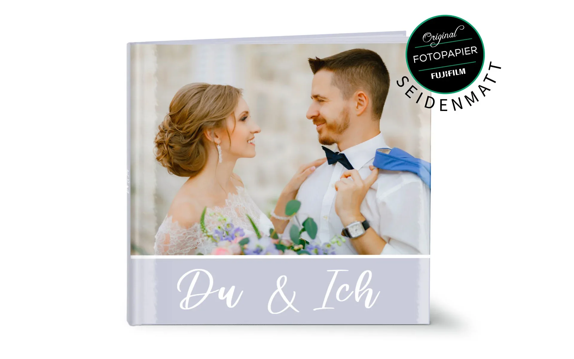 Happy Fotobuch ca. 30 x 30 cm Ein aufgestelltes Happy Fotobuch ca. 30 x 30 cm mit dem Titel Du & Ich zeigt ein Foto von einer Hochzeit.