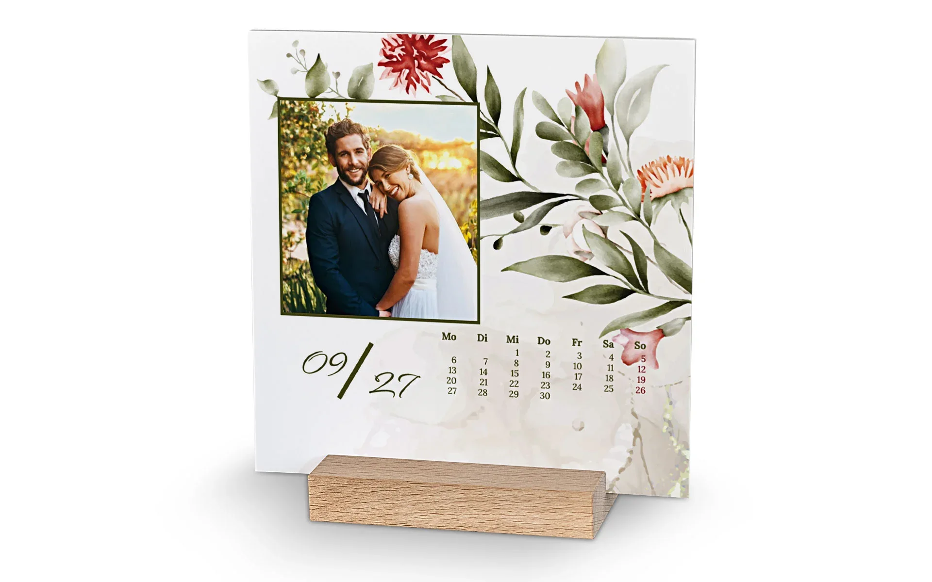 Ein aufgestellter Holzblock-Kalender quadratisch zeigt ein Brautpaar vor einem Blumenhintergrund.