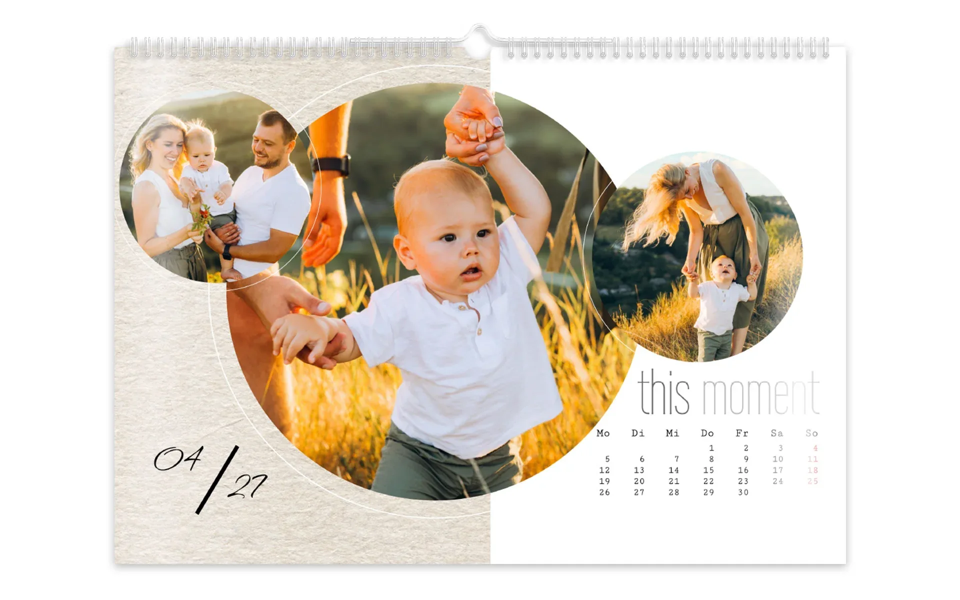 Ein HappyFotokalender ca. A4 quer mit dem Text This Moment zeigt 3 Fotos einer Familie in kreisförmigen Rahmen.