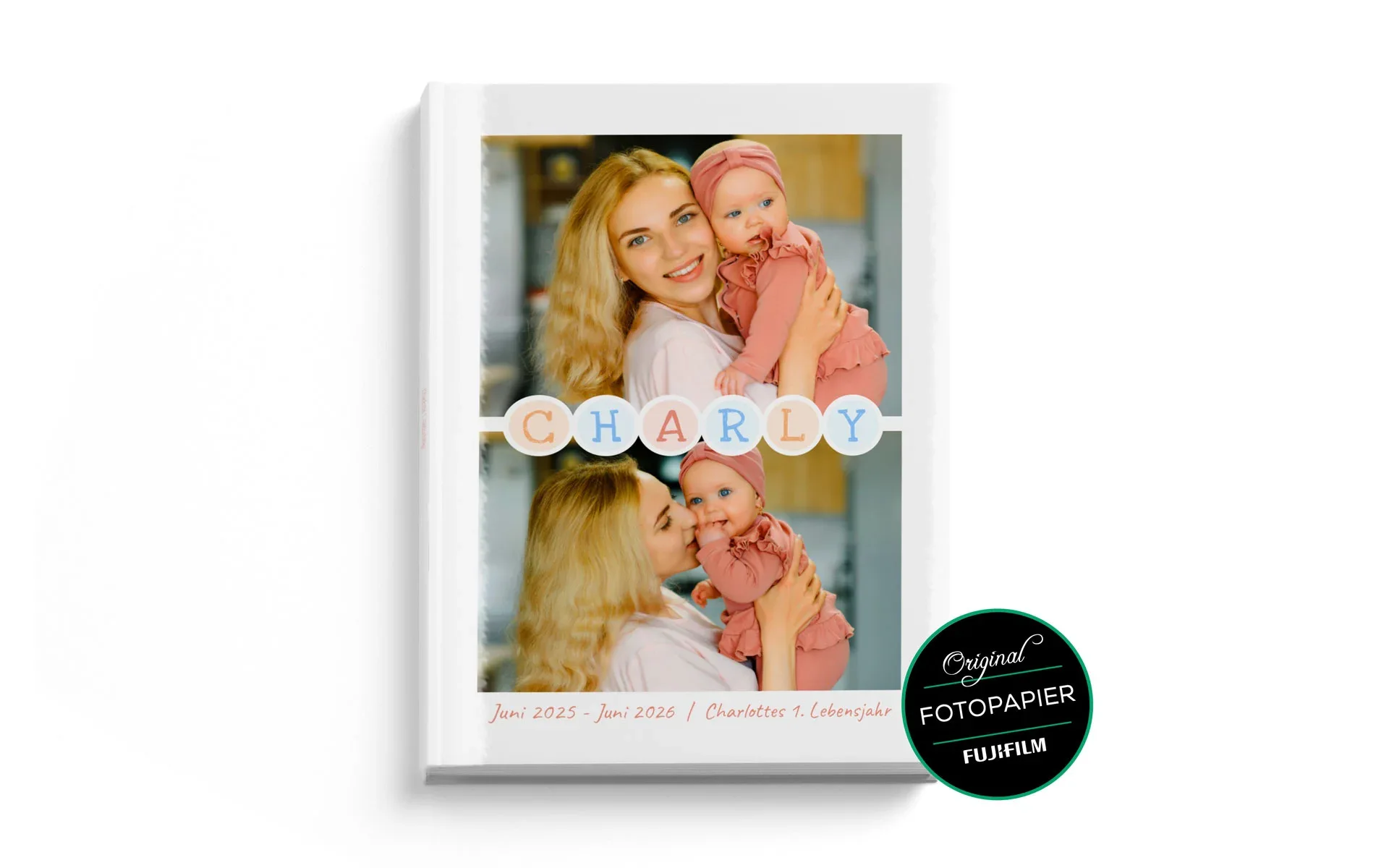 Ein aufgestelltes Happy Fotobuch ca. A4 hoch mit dem Titel Charly zeigt Frau mit einem Baby.