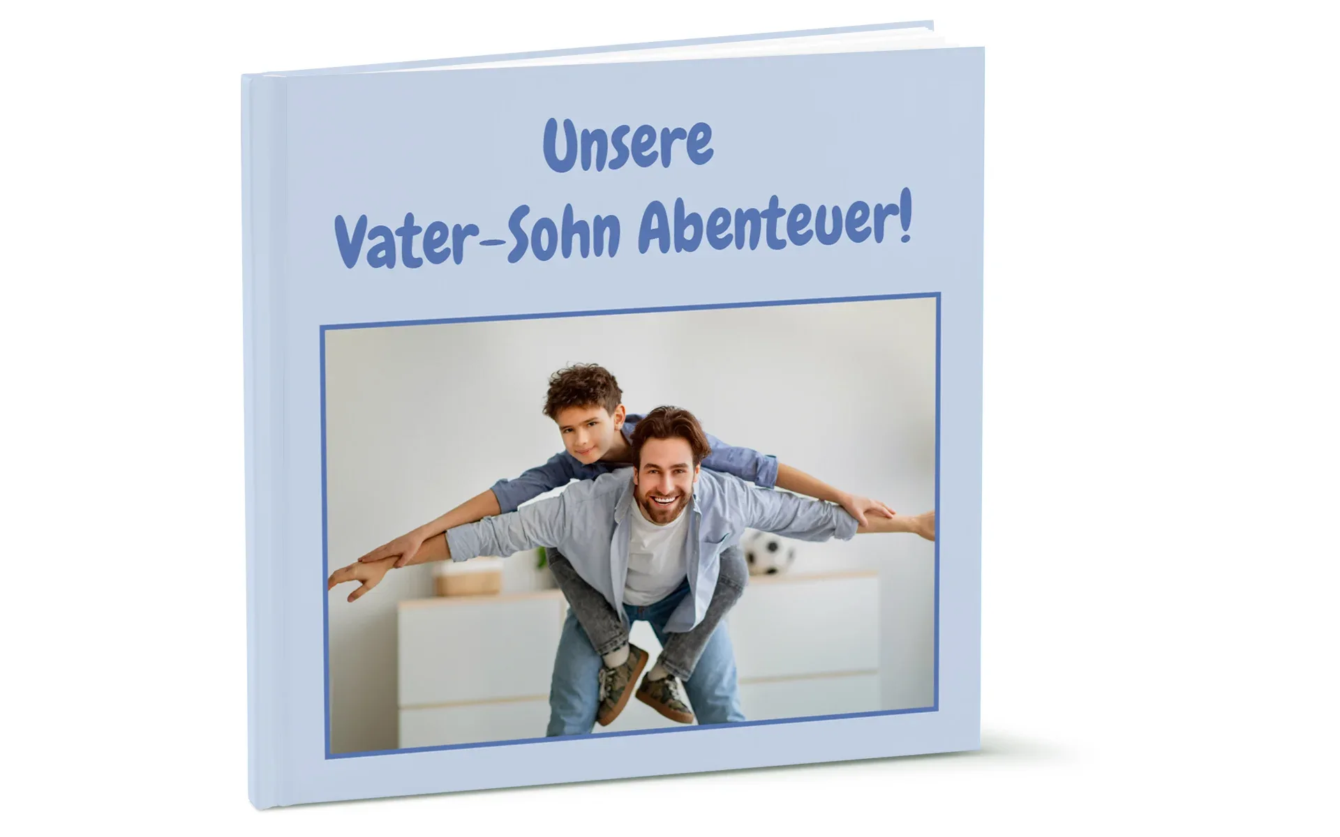 Happy Fotobuch ca. 20 x 20 cm Ein aufgestelltes Happy Fotobuch ca. 20 x 20 mit dem Titel Unsere Vater-Sohn Abenteuer zeigt einen Vater mit seinem Sohn.