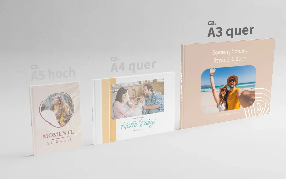 3 Happy Fotobücher in den Formaten ca. A5 hoch, ca. 20 x 20 cm und ca. A4 hoch nebeneinander. Das Format ca. A3 quer ist hervorgehoben.