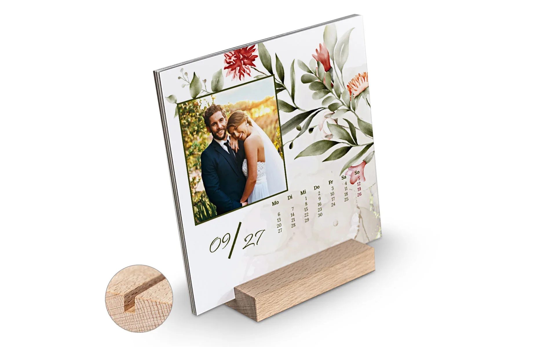 Ein Holzblock-Kalender quadratisch mit einem Detailbild des Holzblocks zeigt ein Brautpaar vor einem Blumenhintergrund.