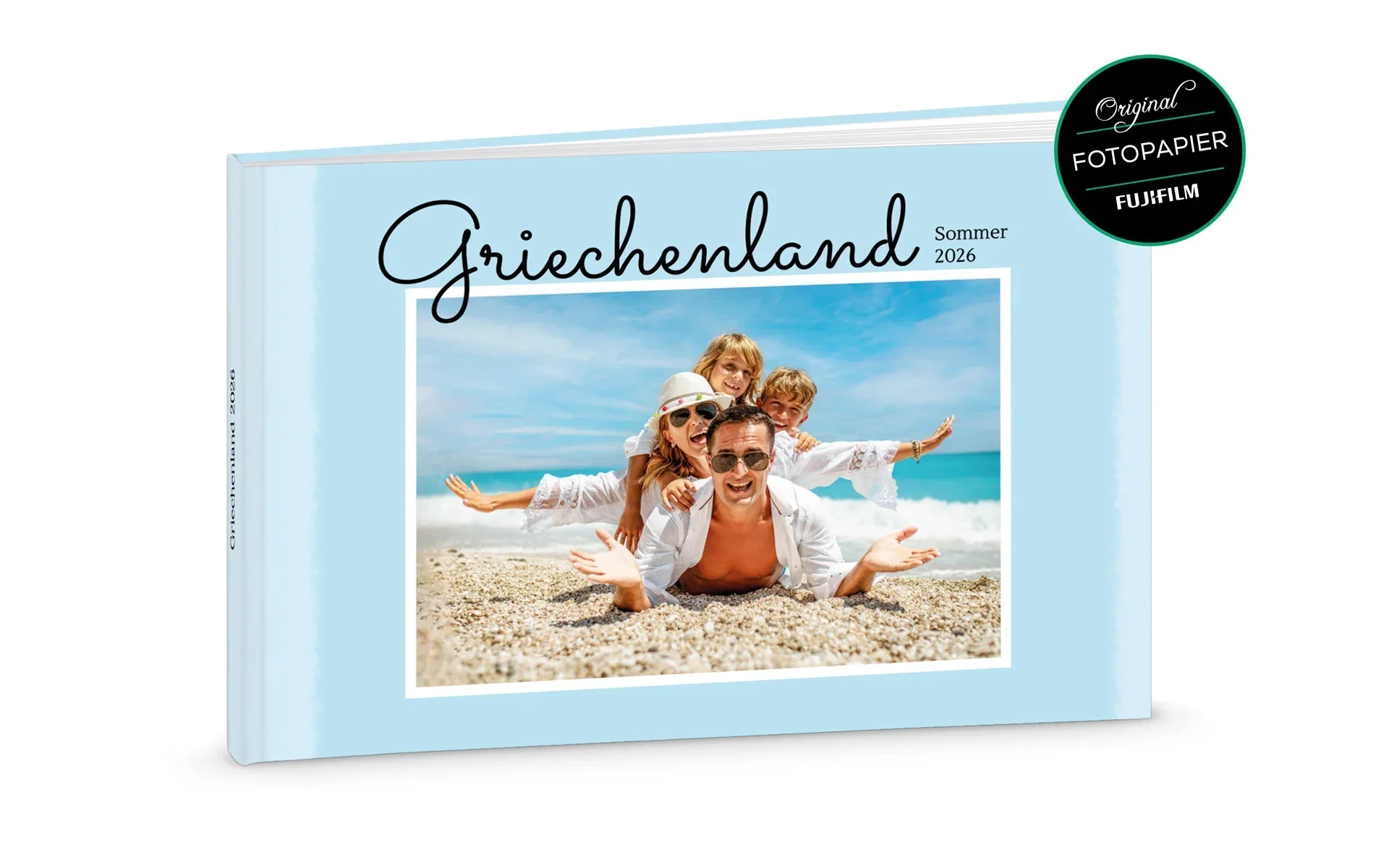 Ein aufgestelltes Happy Fotobuch ca. A4 quer mit dem Titel Griechenland zeigt eine Familie am Strand.