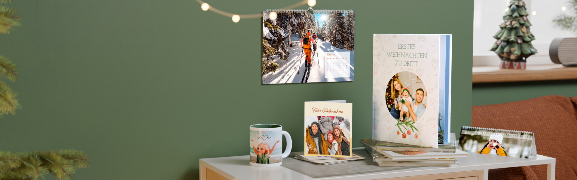 Ein dekorierter Tisch mit Weihnachtsgeschenken, Fotos und einem Kalender in einem gemütlichen Raum.