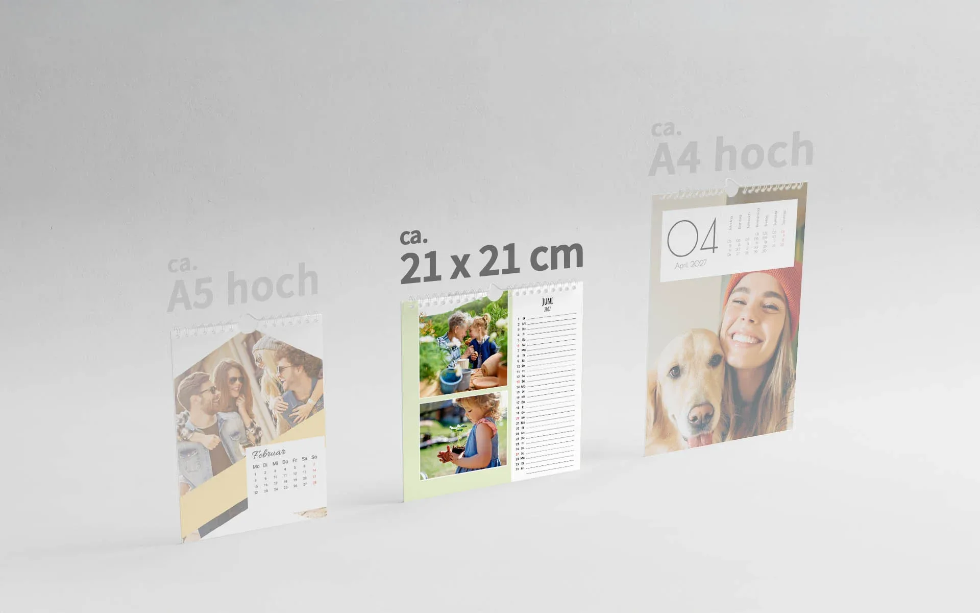 3 HappyFotokalender in den Formaten ca. A5 hoch, ca. 21 x 21 cm und ca. A4 hoch nebeneinander. Das Format ca. 21 x 21 cm ist hervorgehoben.