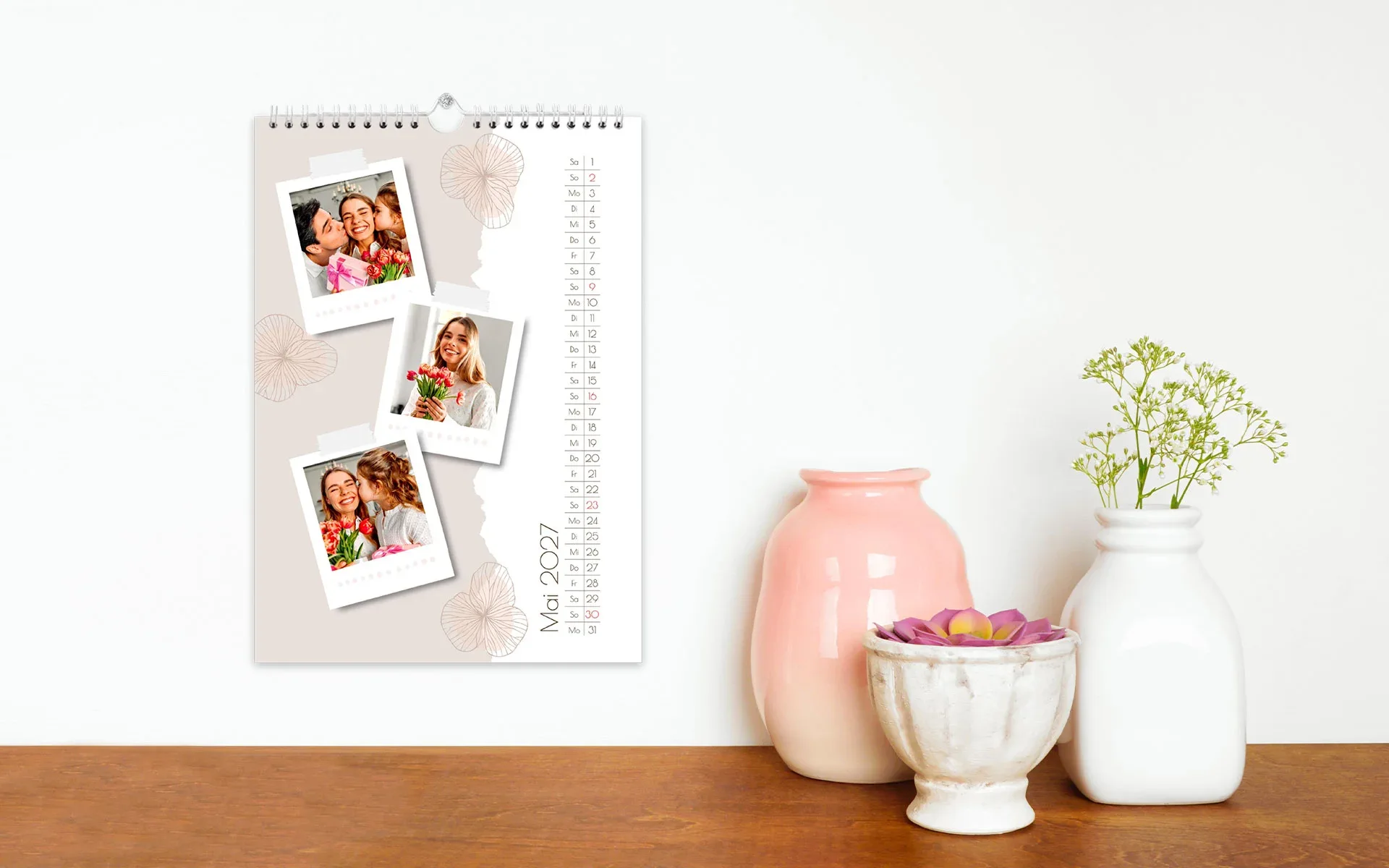 Ein aufgehängter HappyFotokalender ca. A5 hoch zeigt 3 Fotos im Scrapbook-Look einer Familie, die Muttertag feiert.