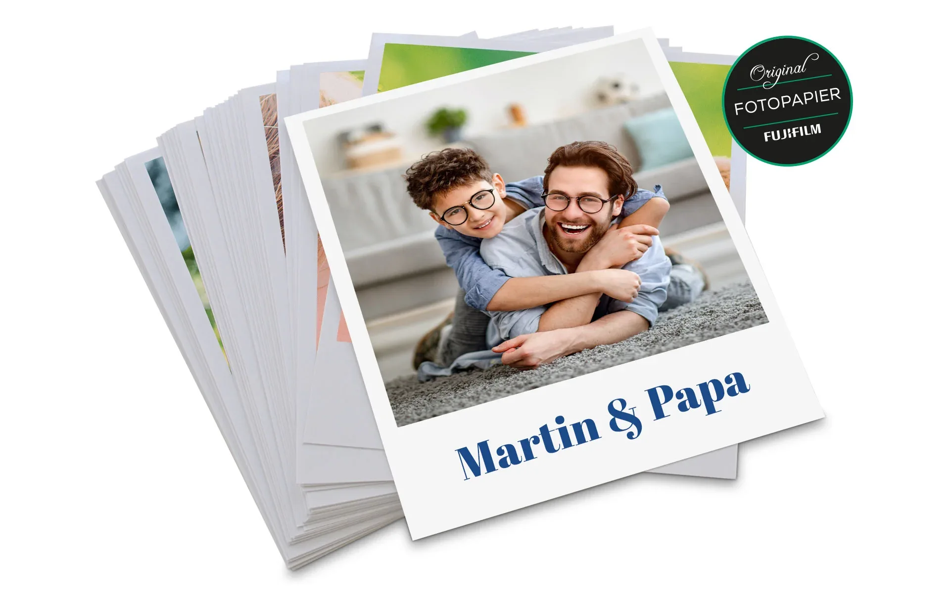 Vintage-Fotos 30 Stück Ein Stapel von 30 Vintage-Fotos. Das oberste mit dem Text Martin & Papa zeigt einen Mann mit einem Jungen.