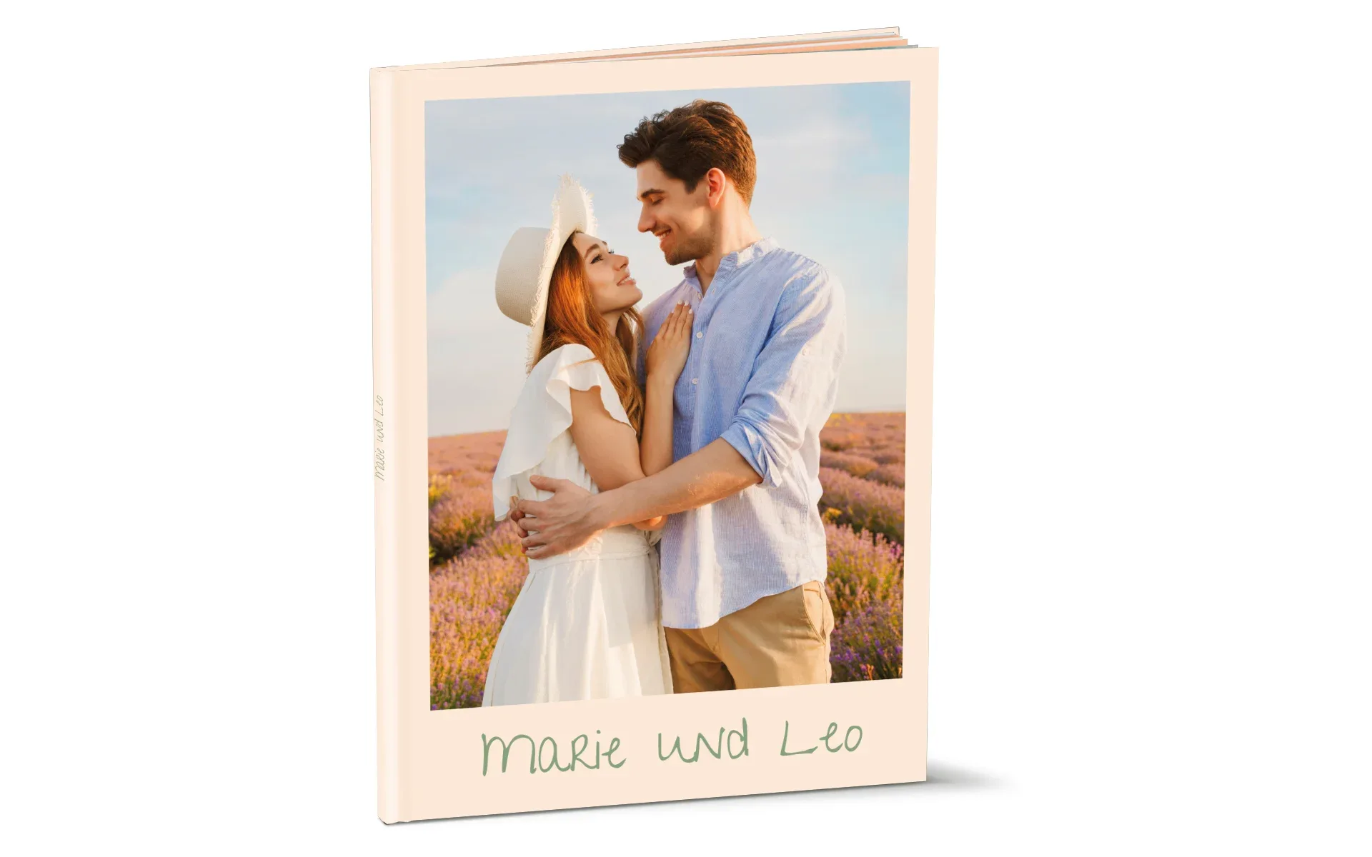 Ein aufgestelltes Happy Fotobuch ca. A5 hoch mit dem Titel Marie und Leo zeigt ein Pärchen in einem Lavendelfeld.