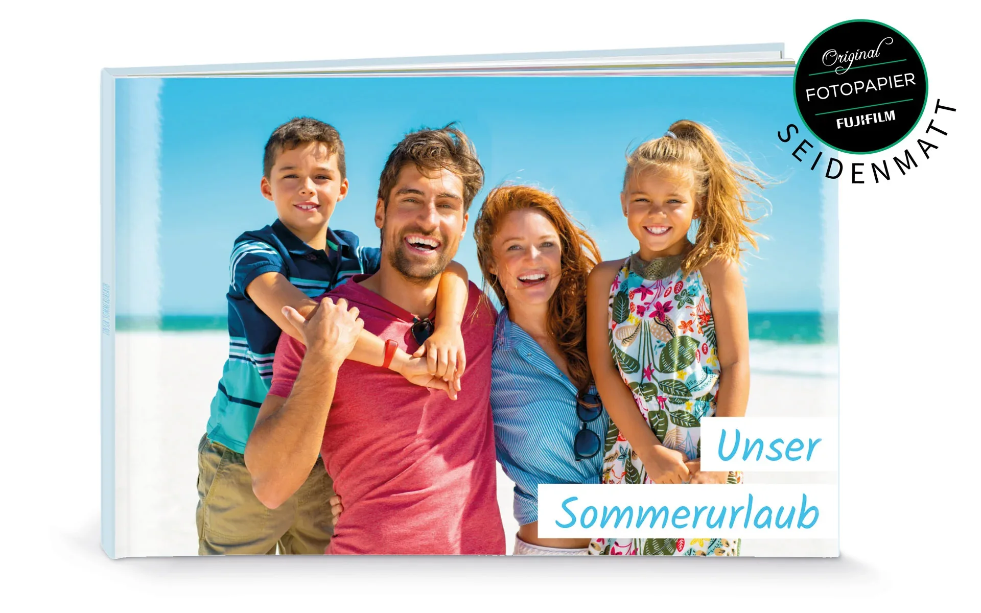 Ein aufgestelltes Happy Fotobuch ca. A3 quer mit dem Titel Unser Sommerurlaub zeigt eine Familie am Strand.