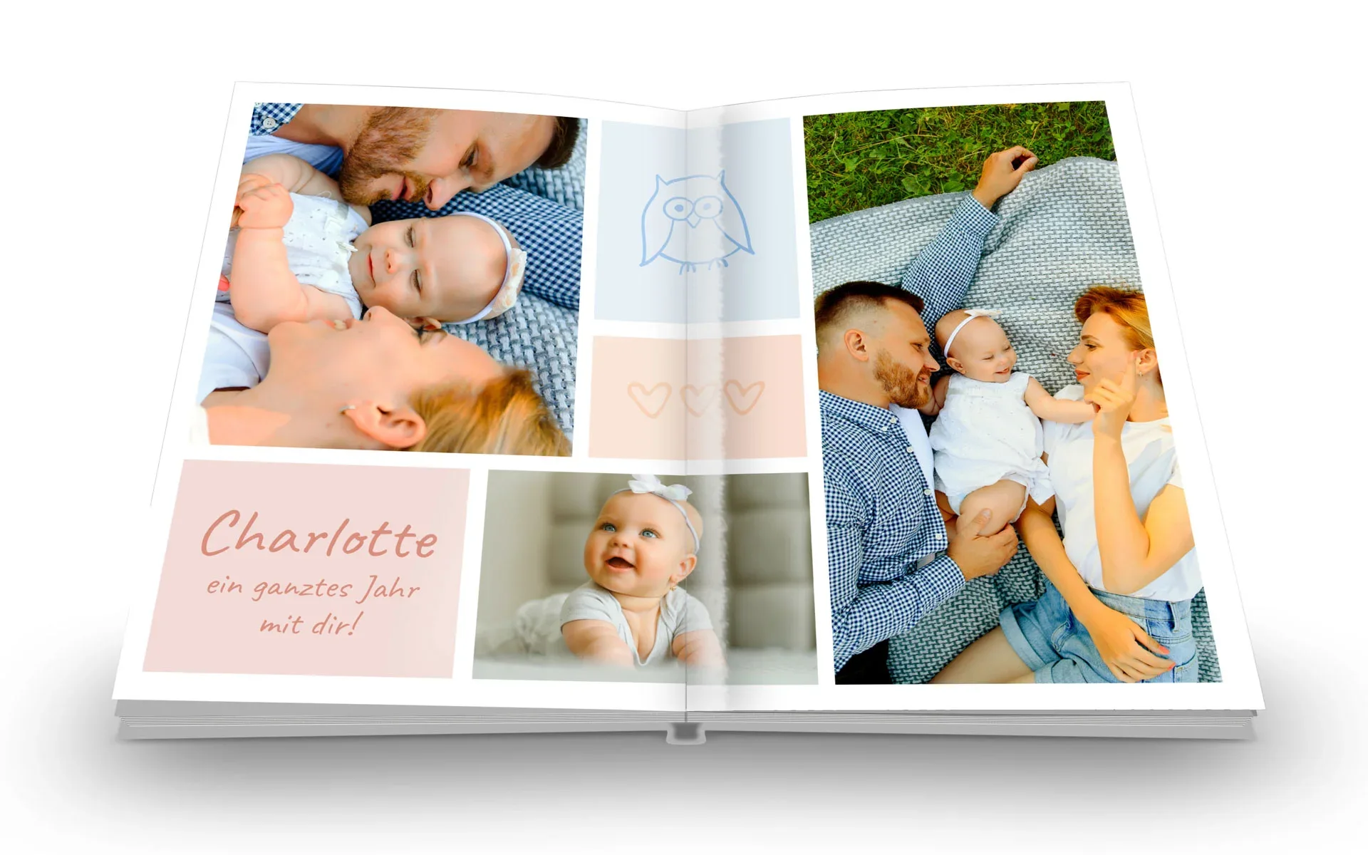 Ein aufgeschlagenes Happy Fotobuch im Format ca. A4 hoch mit dem Text Charlotte ein ganzes Jahr mit dir zeigt eine Familie.
