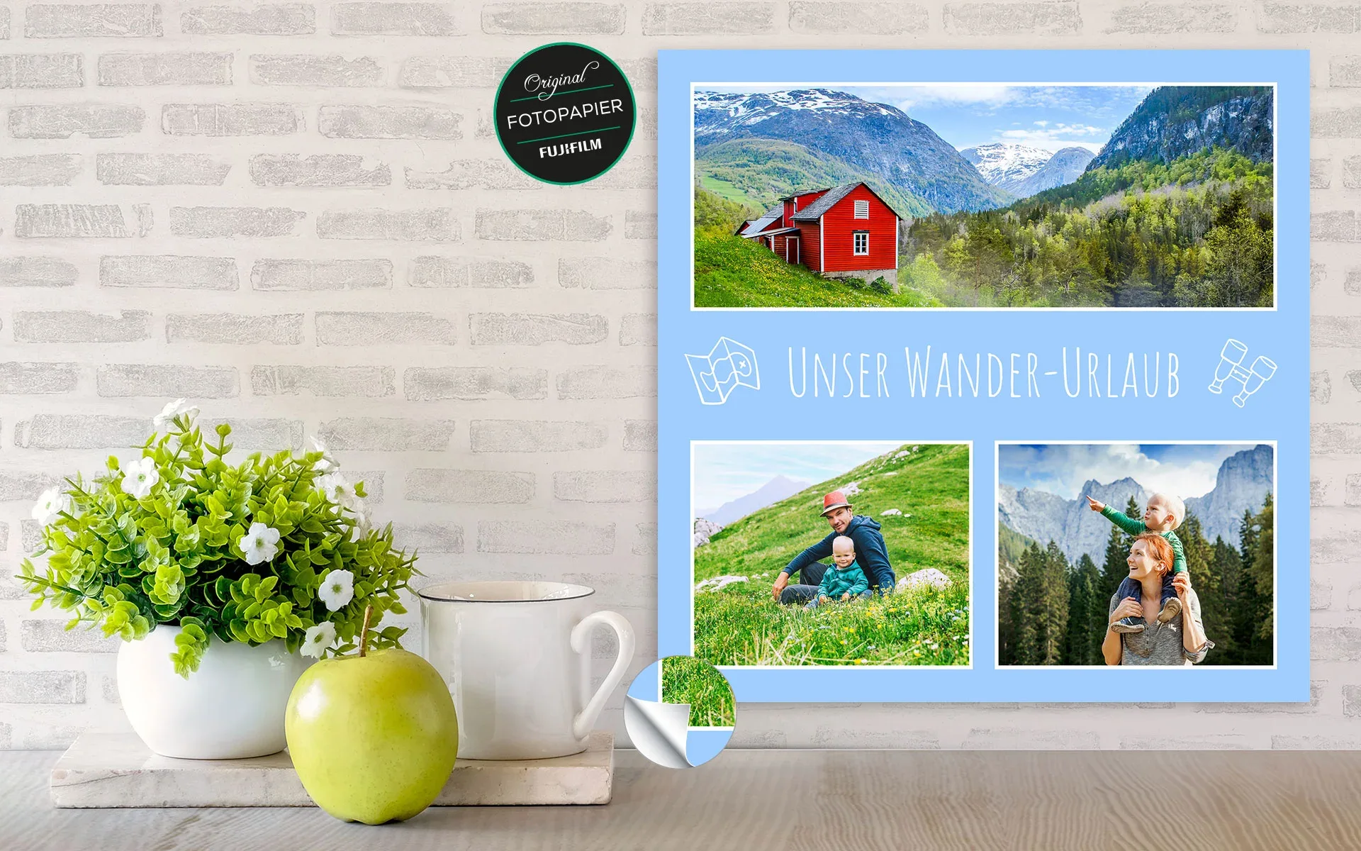 Eine aufgehängte Fotocollage ca. 30 x 30 cm mit dem Text Unser Wander-Urlaub zeigt drei Fotos mit weißem Rahmen vor blauem Hintergrund.