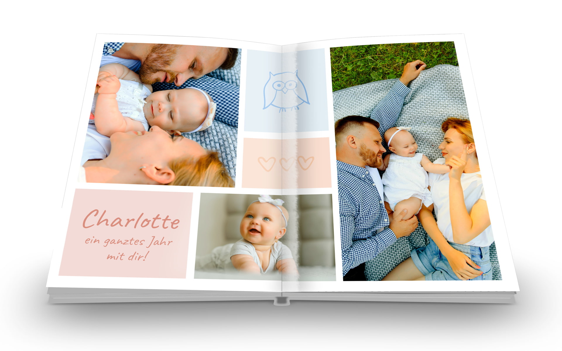 Ein offenes Fotobuch mit Bildern von einem lächelnden Kind und einer Mutter, die gemeinsam Spaß haben.
