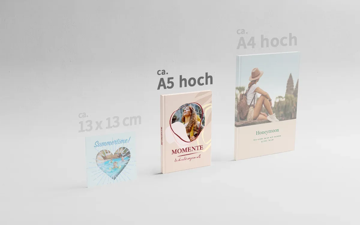 3 Happy Fotobücher in den Formaten ca. 13 x 13 cm, ca. A5 hoch und ca. A4 hoch nebeneinander. Das Format ca. A5 hoch ist hervorgehoben.