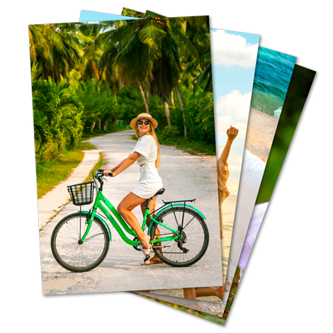 Eine Frau fährt auf einem grünen E-Bike in einer tropischen Umgebung.