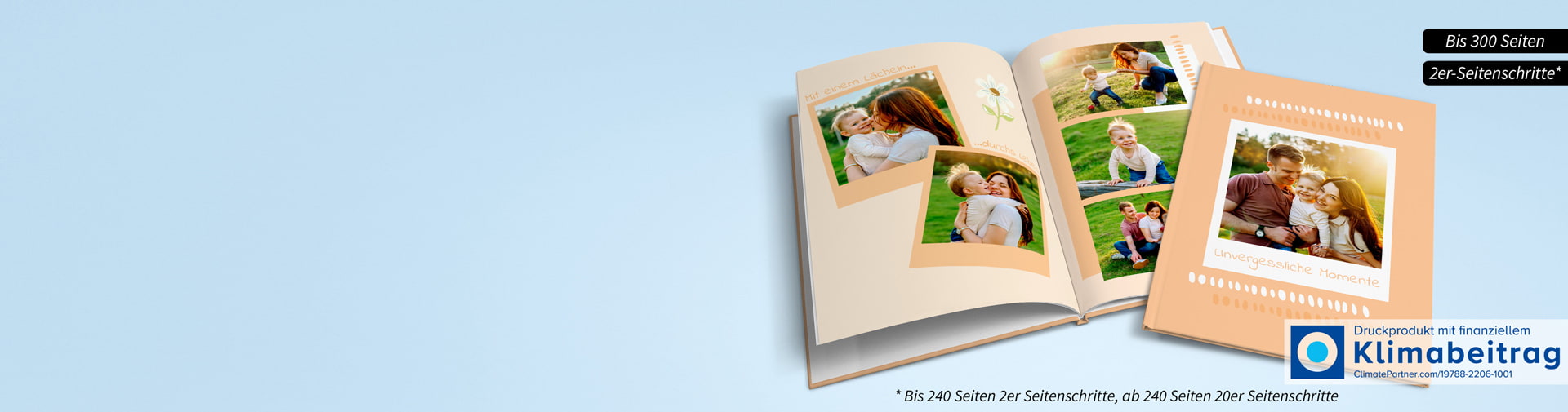 Ein aufgeschlagenes Fotobuch mit Familienbildern und der Aufschrift 