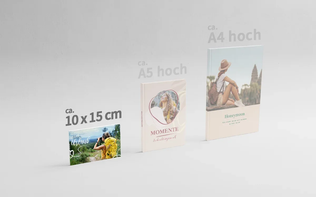 Happy Fotobuch ca. 10 x 15 cm 3 Happy Fotobücher in den Formaten ca. 10 x 15 cm, ca. A5 hoch und ca. A4 hoch nebeneinander. Das Format ca. 10 x 15 cm ist hervorgehoben.