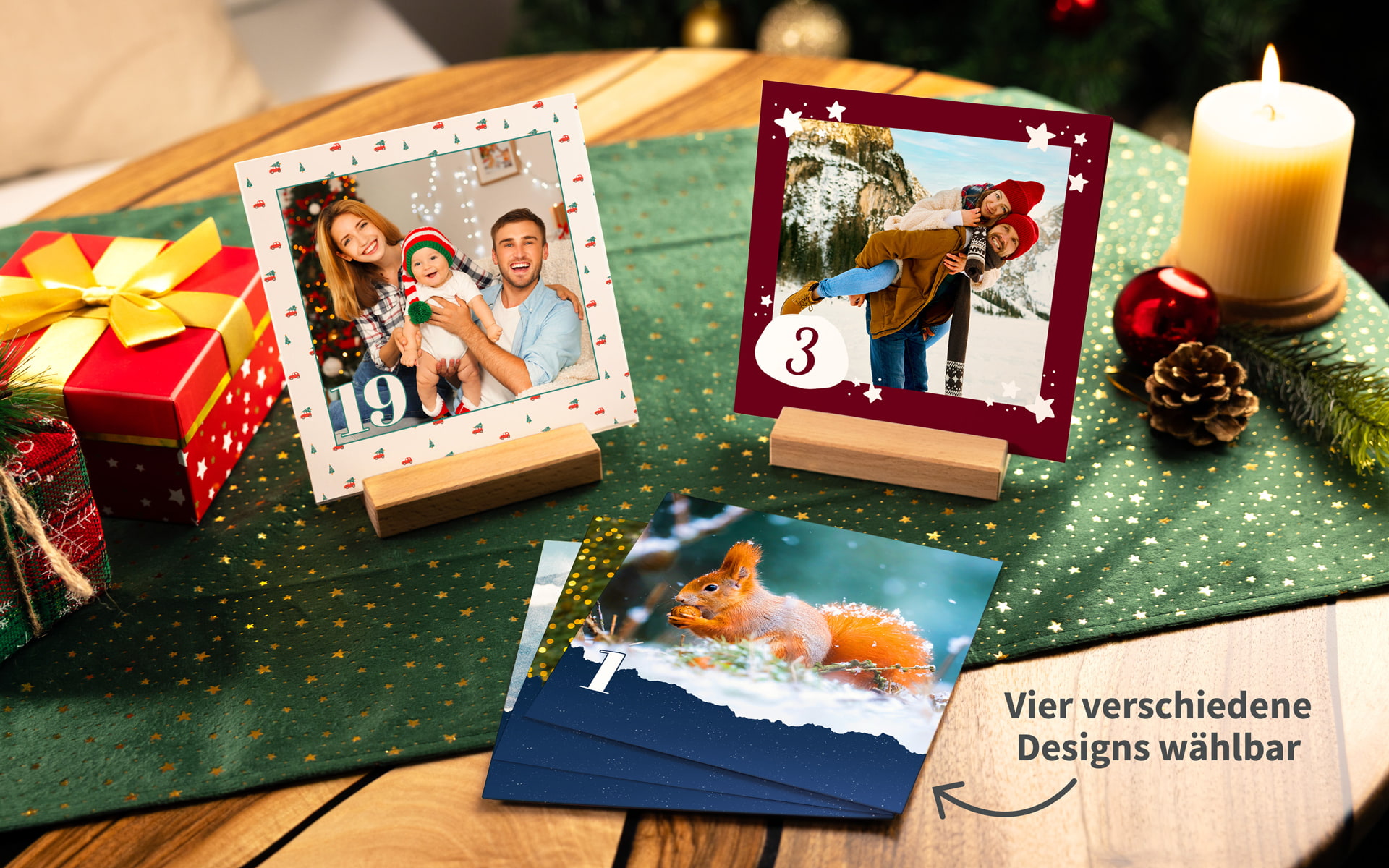 Gestalten Sie Ihren persönlichen Holzblock-Adventkalender mit vier unterschiedlichen Designs Unterschiedliche Motive des Holzblock-Adventskalenders auf einem Tisch