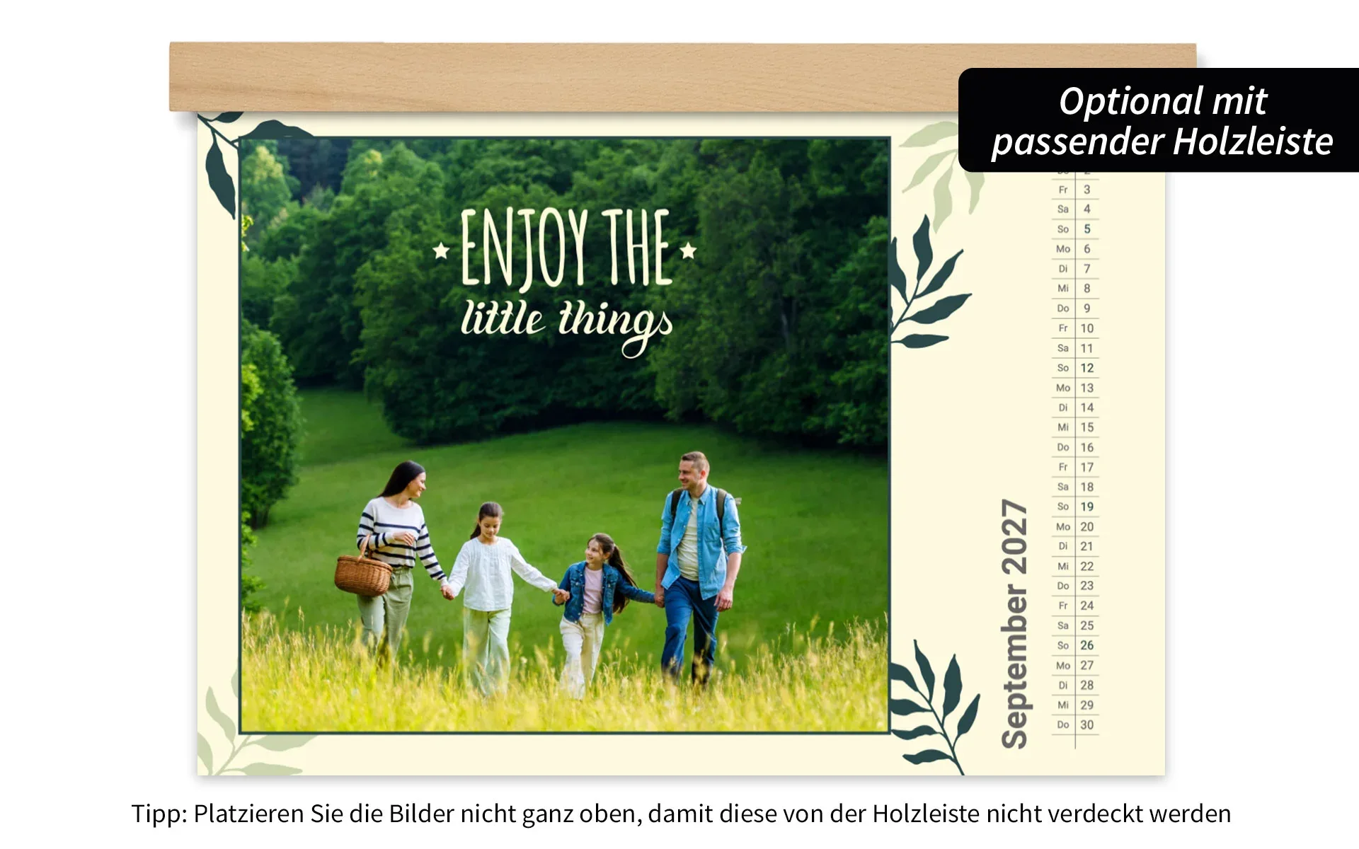 HappyFotokalender ca. A4 quer mit Holzleiste Ein HappyFotokalender ca. A4 quer mit Holzleiste mit dem Text Enjoy the little things zeigt eine Familie auf einer Wiese und Blätter Cliparts.