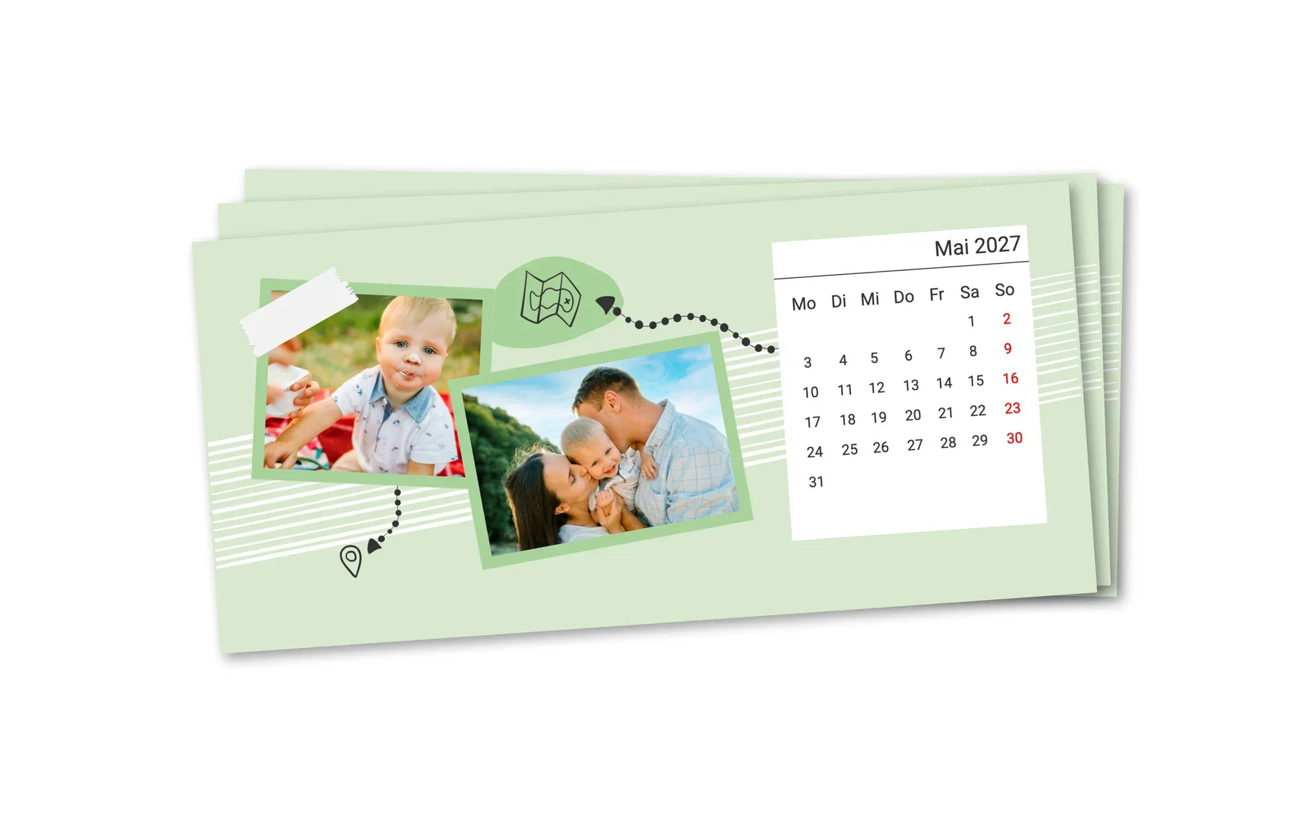 Holzblock-Kalender – quer 3 Kalenderblätter eines Holzblock-Kalender quer, das vorderste zeigt zwei Familienfotos vor hellgrünem Hintergrund und einem Landkarten Clipart mit Pfeil.