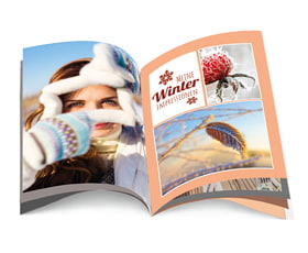 Ein aufgeschlagenes Buch mit Winterimpressionen, einschließlich Fotos von einer Frau und winterlichen Motiven.