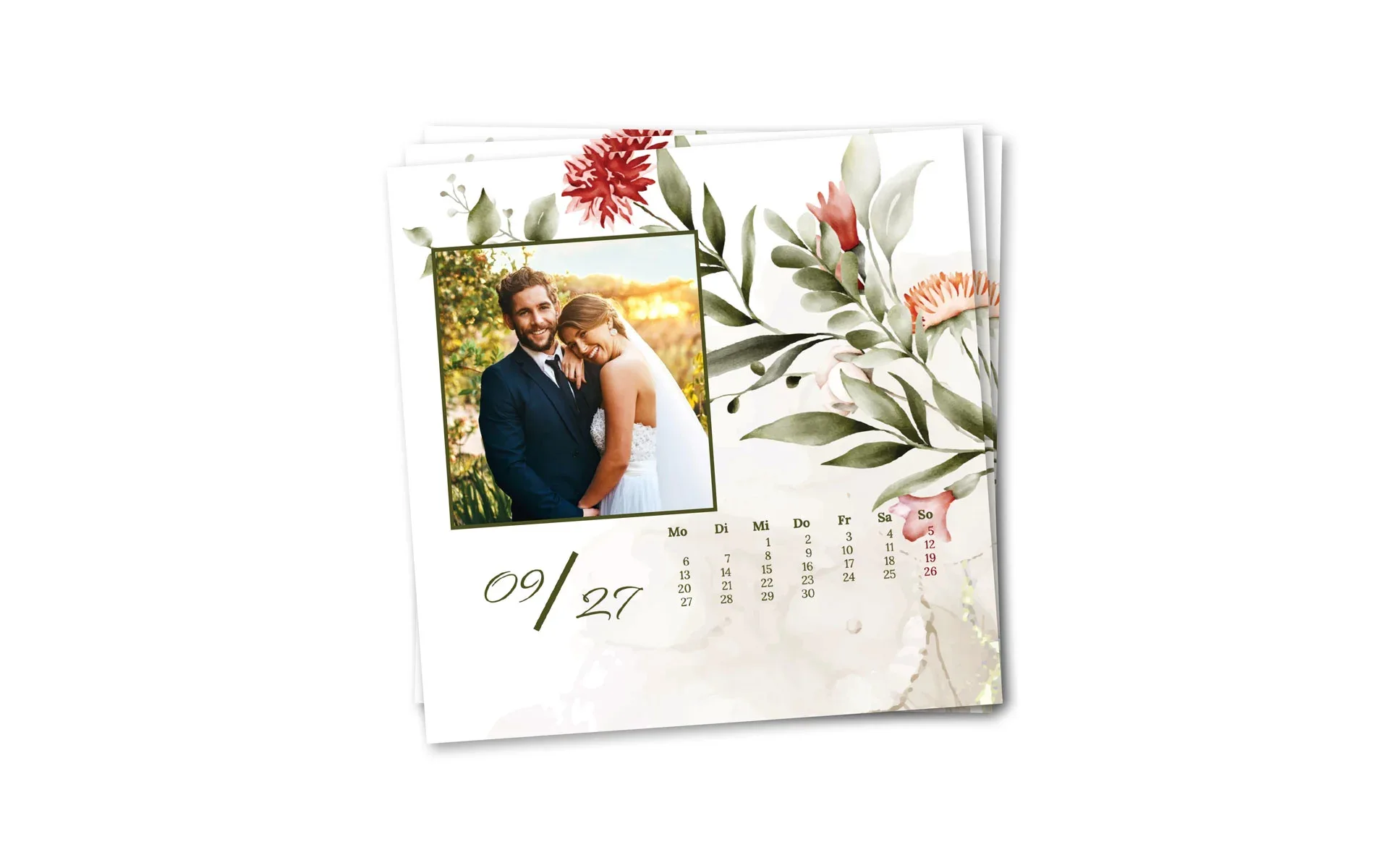 Holzblock-Kalender – quadratisch 3 Kalenderblätter eines Holzblock-Kalender quadratisch, das vorderste zeigt ein Brautpaar vor einem Blumenhintergrund.