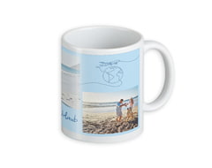 Tasse mit Strandmotiv und fröhlichen Personen, die am Wasser stehen.
