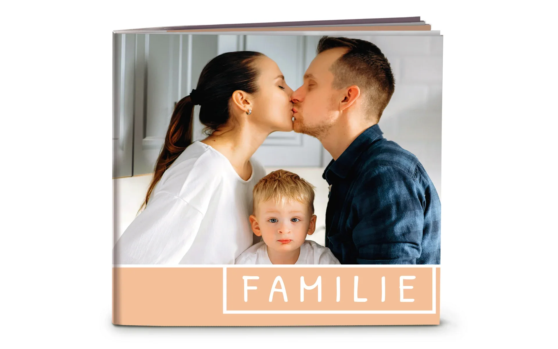 Happy Fotobuch ca. 20 x 20 cm Ein aufgestelltes Happy Fotobuch ca. 20 x 20 cm mit dem Titel Familie zeigt eine Familie.